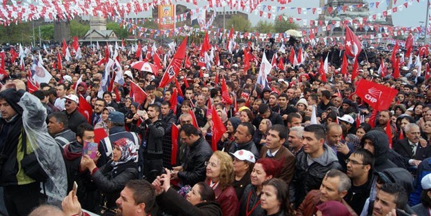 DHA kalabalık gözüksün diye uğraştı ama...