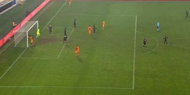 Diagne direğe kafa attı!