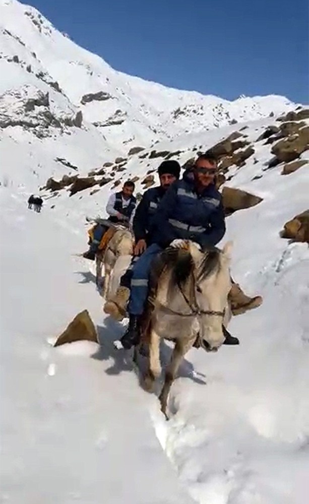 Dicle Elektrik Irak sınırında yaşayan 8 aileyi elektriksiz bırakmadı 