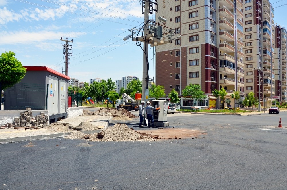 Dicle Elektrik yolda kalan direği kaldırıyor 