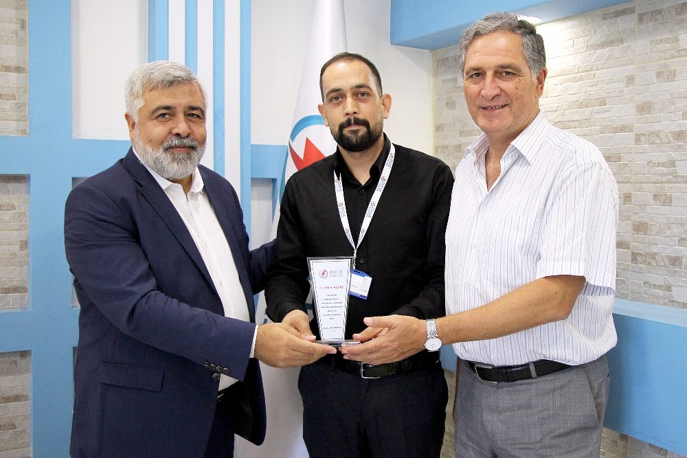 Dicle Elektrik’ten başarılı müşteri temsilcisine plaket 