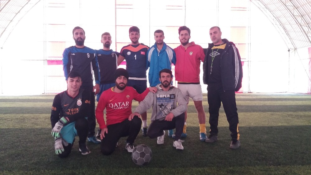 Dicle Gençlikspor futbol takımı topbaşı yaptı 