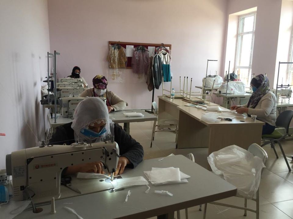 Dicle HEM’de gönüllü kadınlar maske üretiyor 