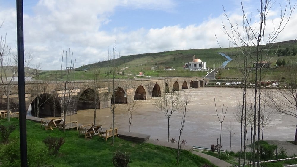 Dicle Nehri kıyısında bulunan kafeler sular altında kaldı 