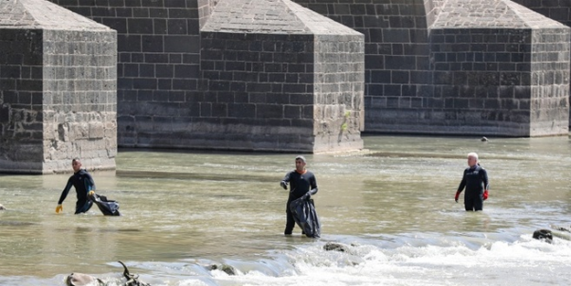 Dicle Nehri'nde temizlik mesaisi
