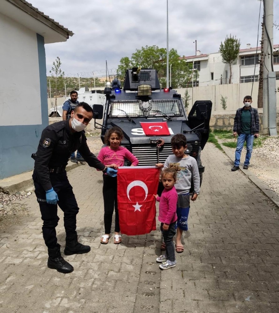 Dicle polisi çocuklara Türk bayrağı dağıttı 