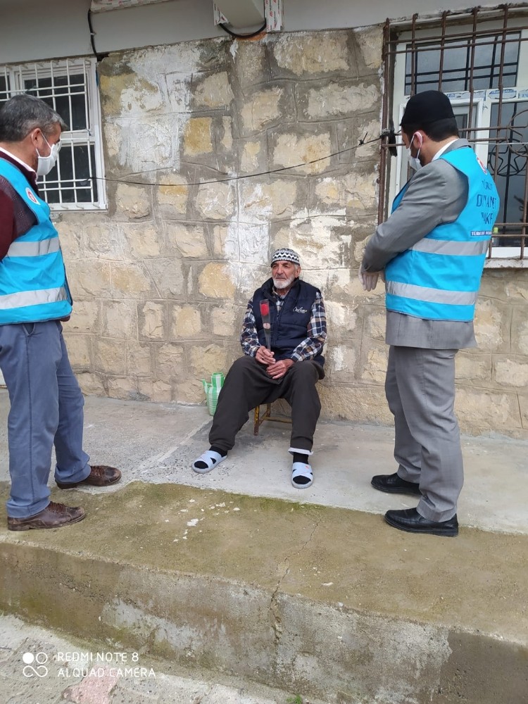 Dicle’de imamlar yaşlıları ziyaret edip gül dağıttı 