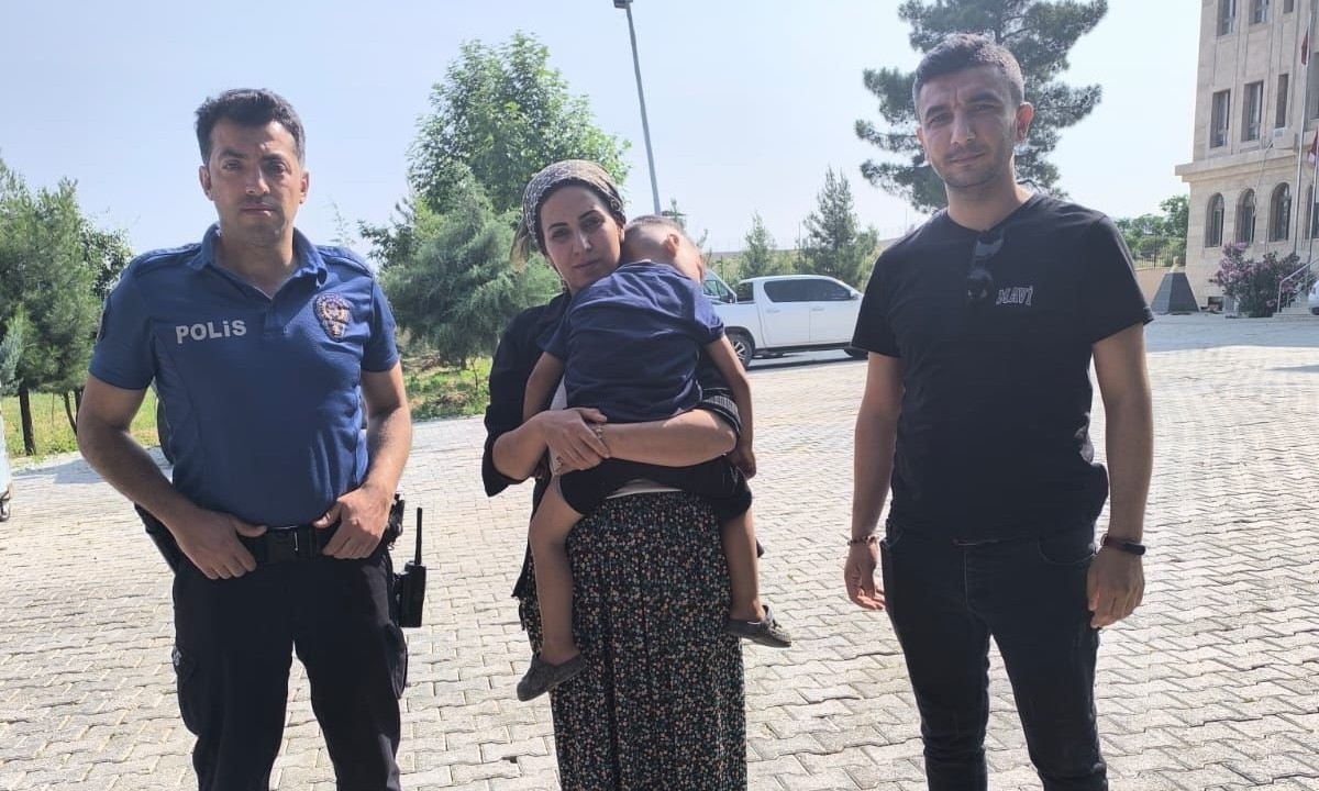 Dicle'de kayıp çocuk, polis tarafından bulunarak ailesine teslim edildi