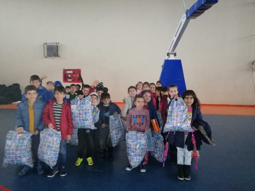 Dicle’de öğrencilere kışlık giysi yardımı 