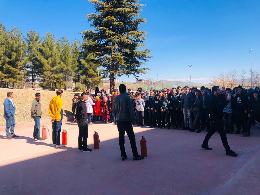 Dicle’de öğrencilere yönelik deprem ve yangın tatbikatı 