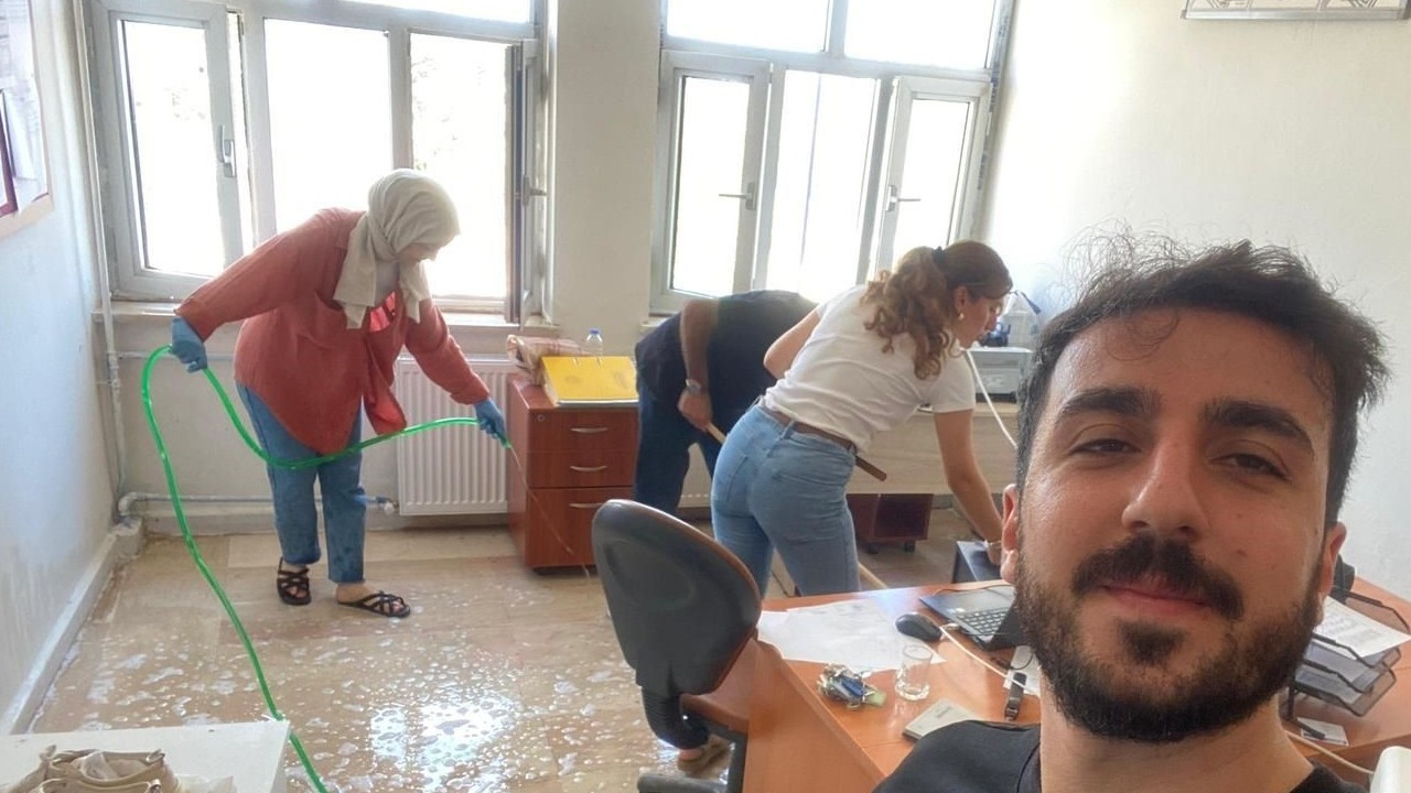 Dicle’de öğretmenlerden örnek davranış: Sınıflarını kendileri temizlediler