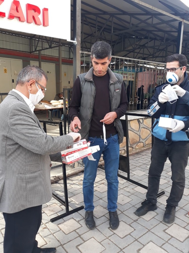 Dicle’de semt pazarlarında vatandaşlara maske ve eldiven dağıtıldı 
