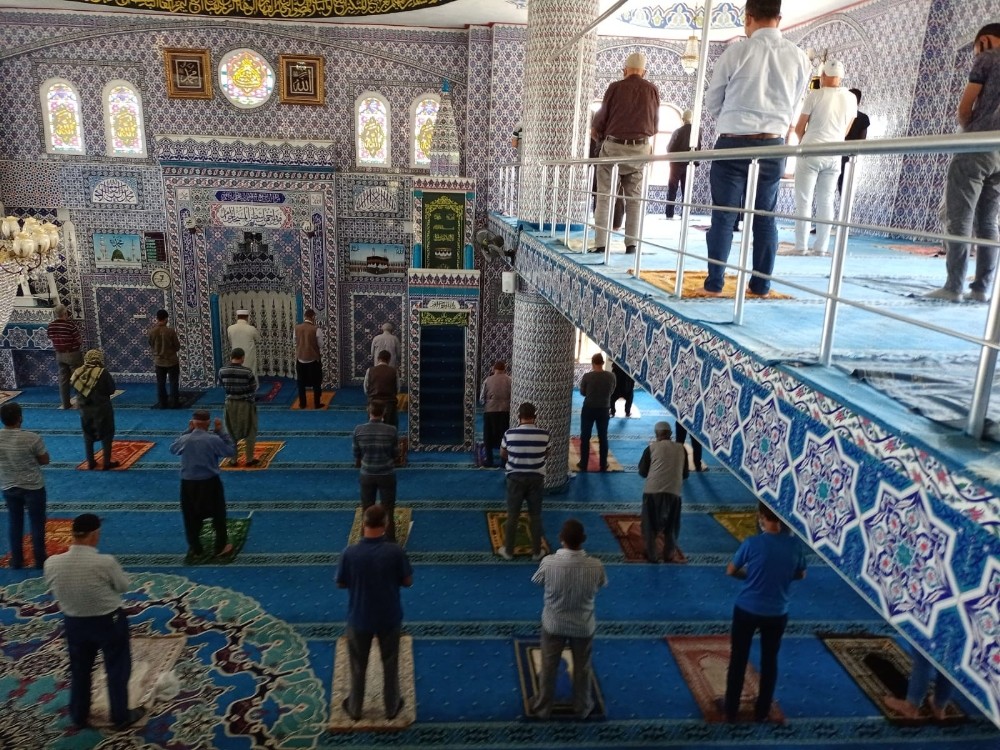 Dicle’de sosyal mesafeli cuma namazı 