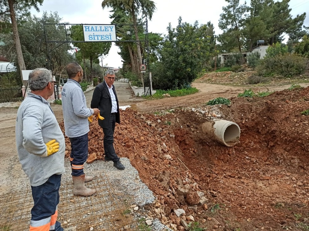 Didim Belediyesi Akbük’te yağmur suyu kanalı yapıyor 