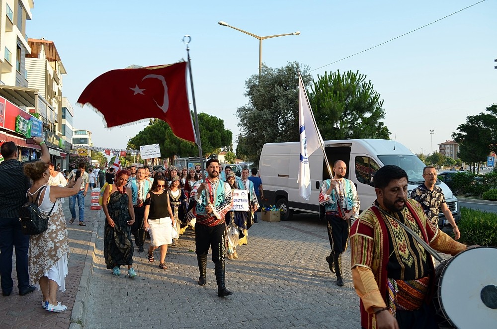 Didim Uluslararası Halk Oyunları Festivalinde renkli görüntüler 