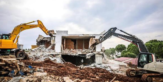 Didim'de 36 kaçak yapı yıkıldı