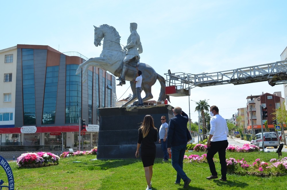 Didim’de Atatürk heykelleri boyandı 