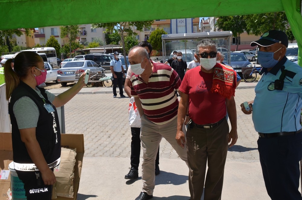 Didim’de Cuma namazı açık pazaryerinde kılındı 