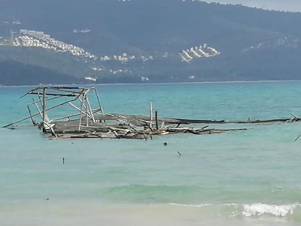 Didim’de denizdeki kaçak yapıların sonuncusu da yıkıldı 
