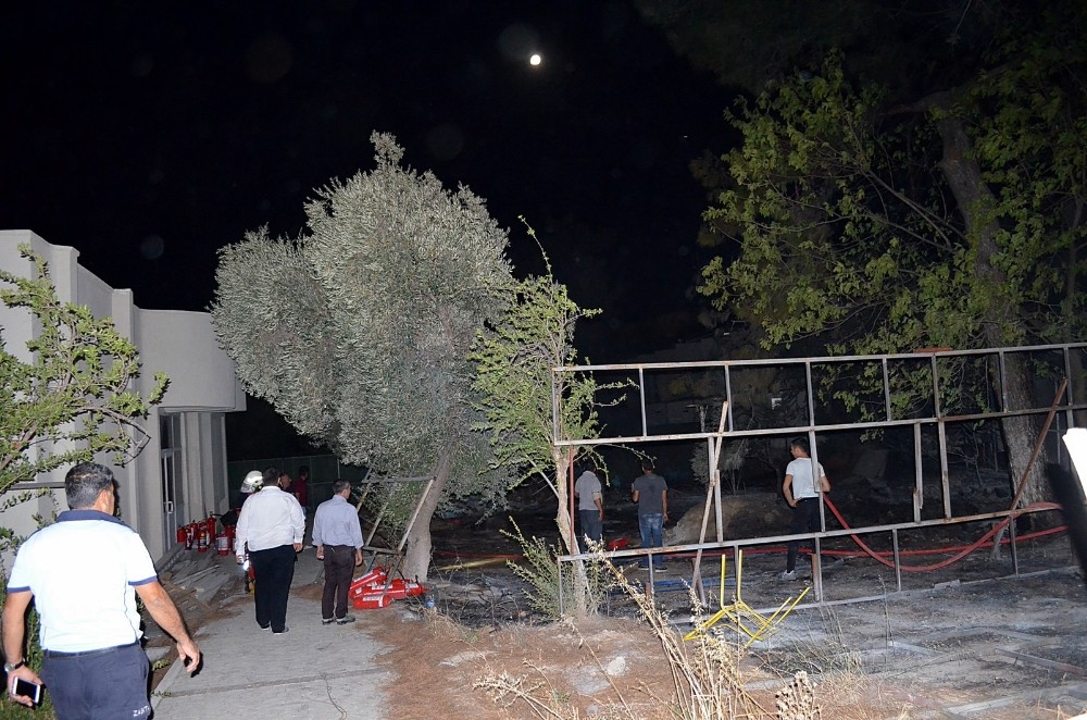 Didim’de elektrik kontağından çıkan kıvılcım yangına neden oldu 