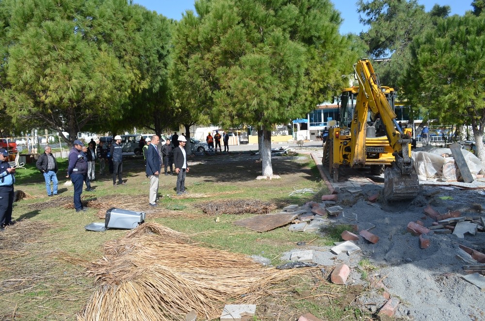 Didim’de kaçak yapılar ve iskeleler de yıkıldı 