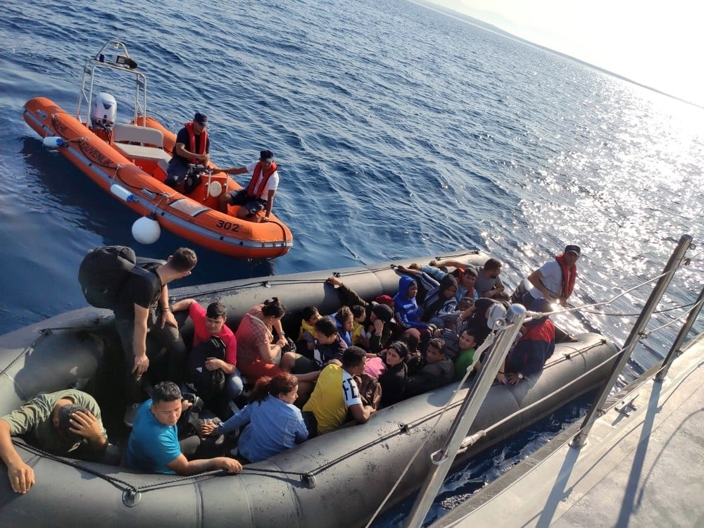 Didim’de karada ve denizde 79 göçmen yakalandı 