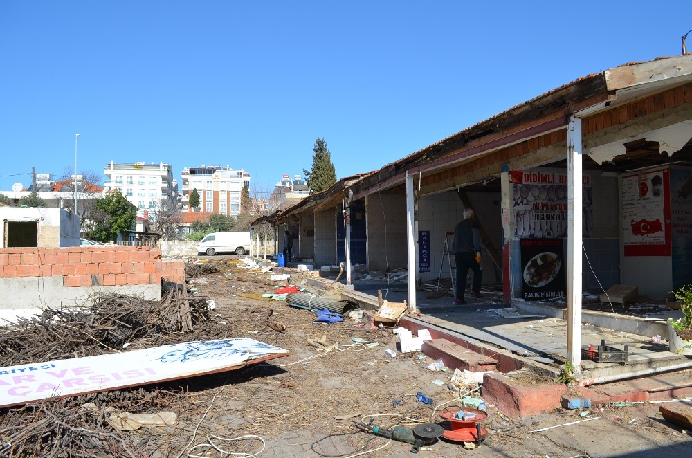 Didim’de modern balıkçılar çarşısı için yıkıma başlandı 