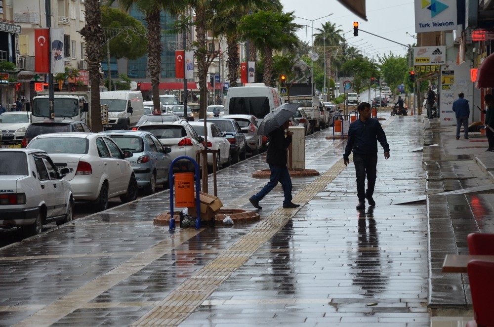 Didim’de plajlar yağış nedeniyle yine boş kaldı 