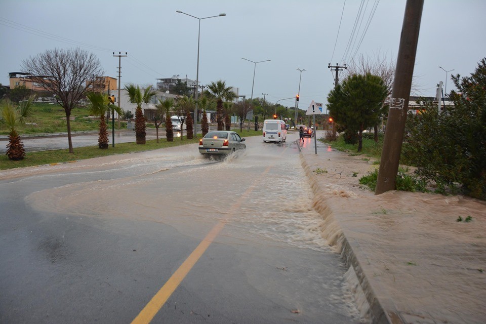 Didim’de sağanak yağış etkili oldu 