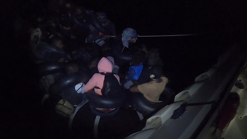 Didim'de sürüklenen lastik bottaki 30 düzensiz göçmen kurtarıldı