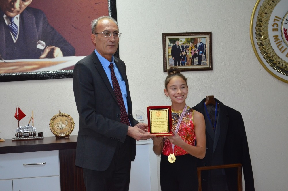 Didimli minik cimnastikçiler plaketle ödüllendirildi 