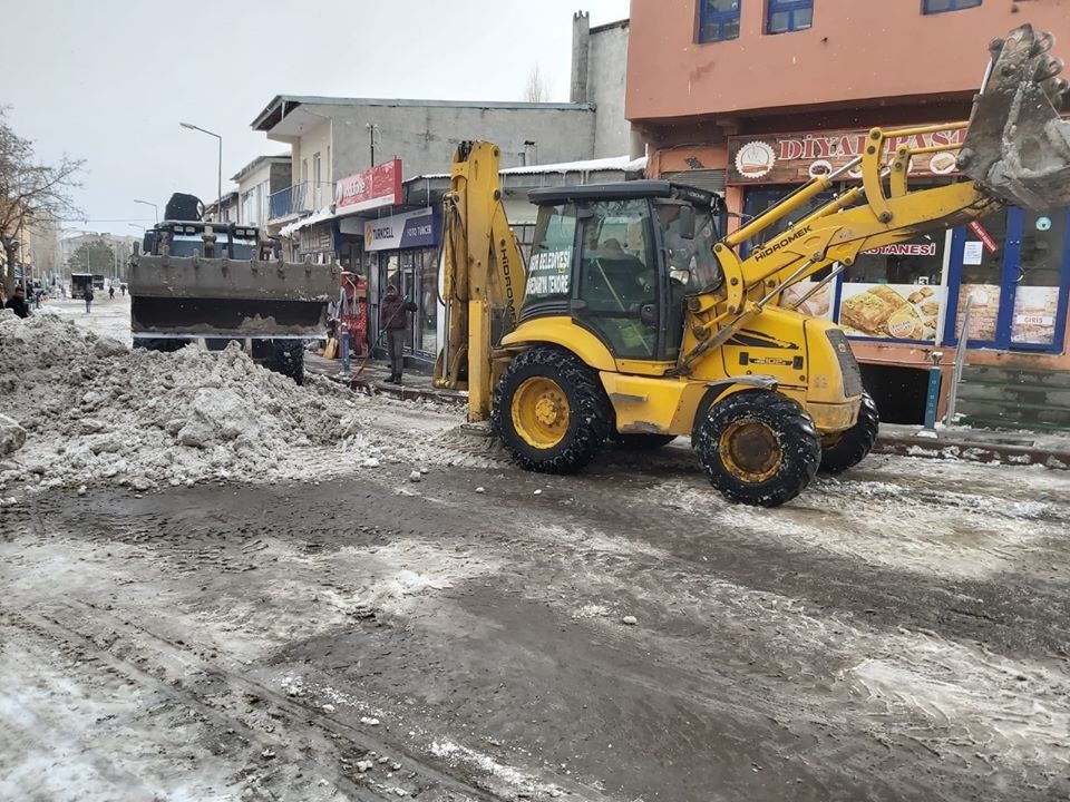 Digor Belediyesi yol ve kaldırımların karını temizliyor 
