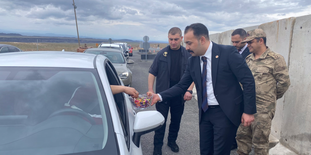 Digor Kaymakamı Okatan, trafik uygulamasına katıldı