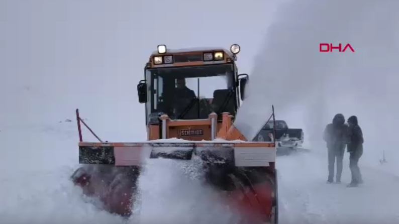 Digor'da kar kalınlığı devasa boyutlara ulaştı! Ekiplerin o kütleler arasındaki mücadelesi görenleri hayrete düşürdü