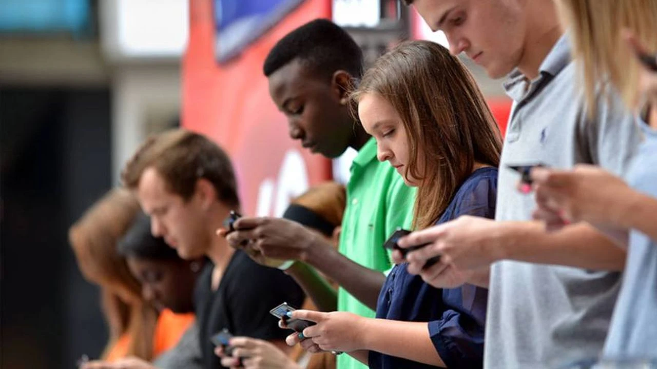 Dijital çağın esiri gençler, utanmadan sosyal medya yasağını...