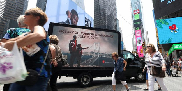 Dijital ekranlara yansıdı! New York’ta 15 Temmuz mesajı