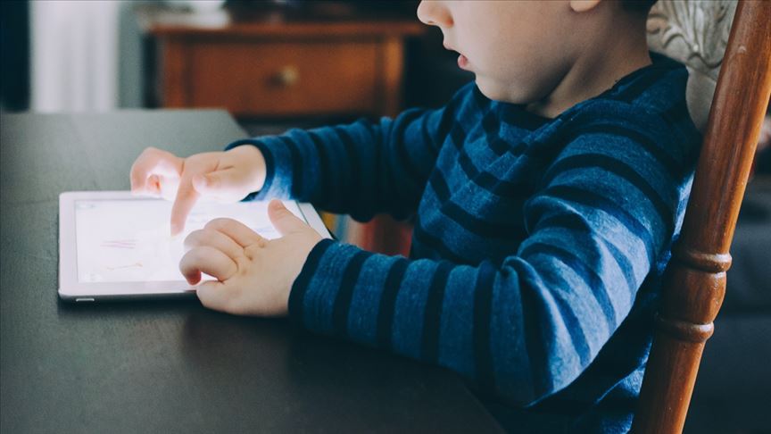 Dijital nesnelerle uzun süre geçiren çocuklarda obezite riski