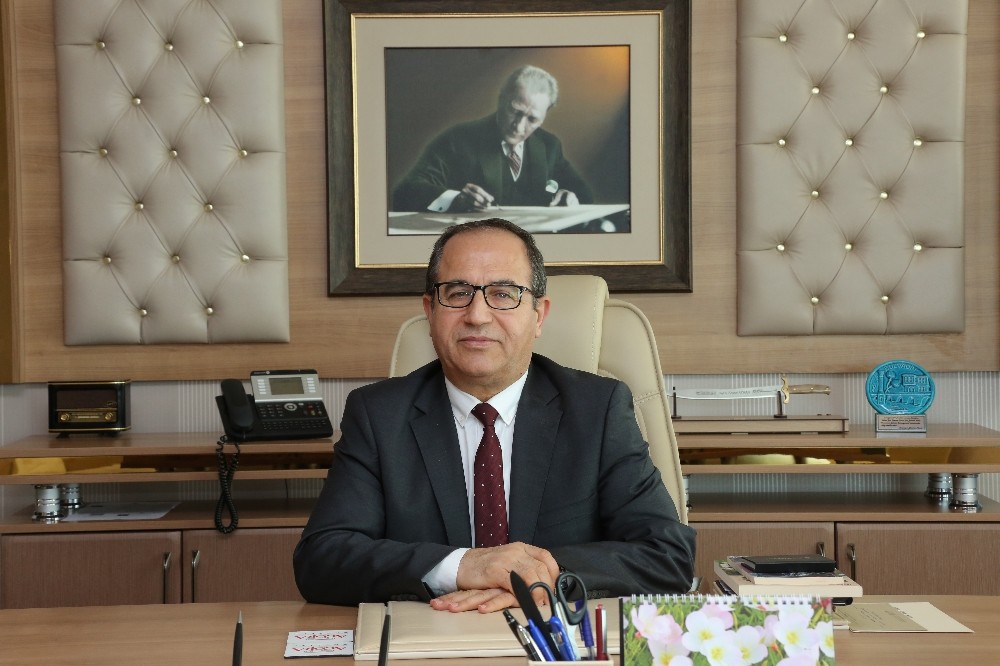 ‘Dijitalleşen İletişim’ kitabı raflarda yerini aldı 