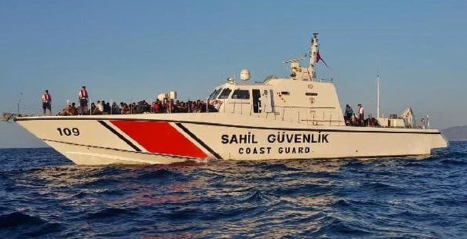 Dikili açıklarında göçmen mesaisi devam ediyor