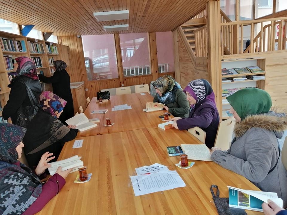 Dikiş nakış kursiyerleri, kampanyaya destek için kitap okudu 