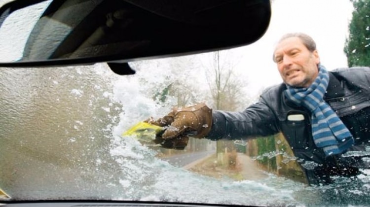 Dikkat! Arabanın buzlu camlarını temizlemek...