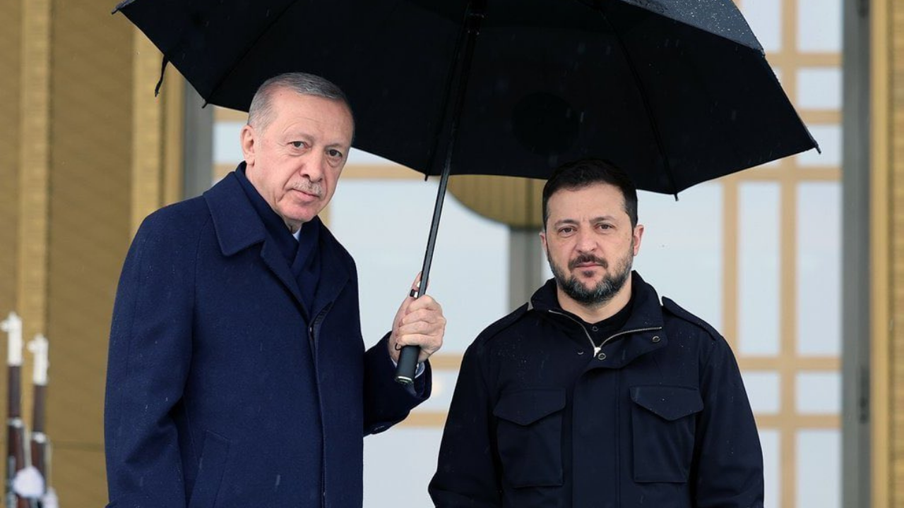 Dikkat çeken kare: ‘Ukrayna'ya Türk şemsiyesi’