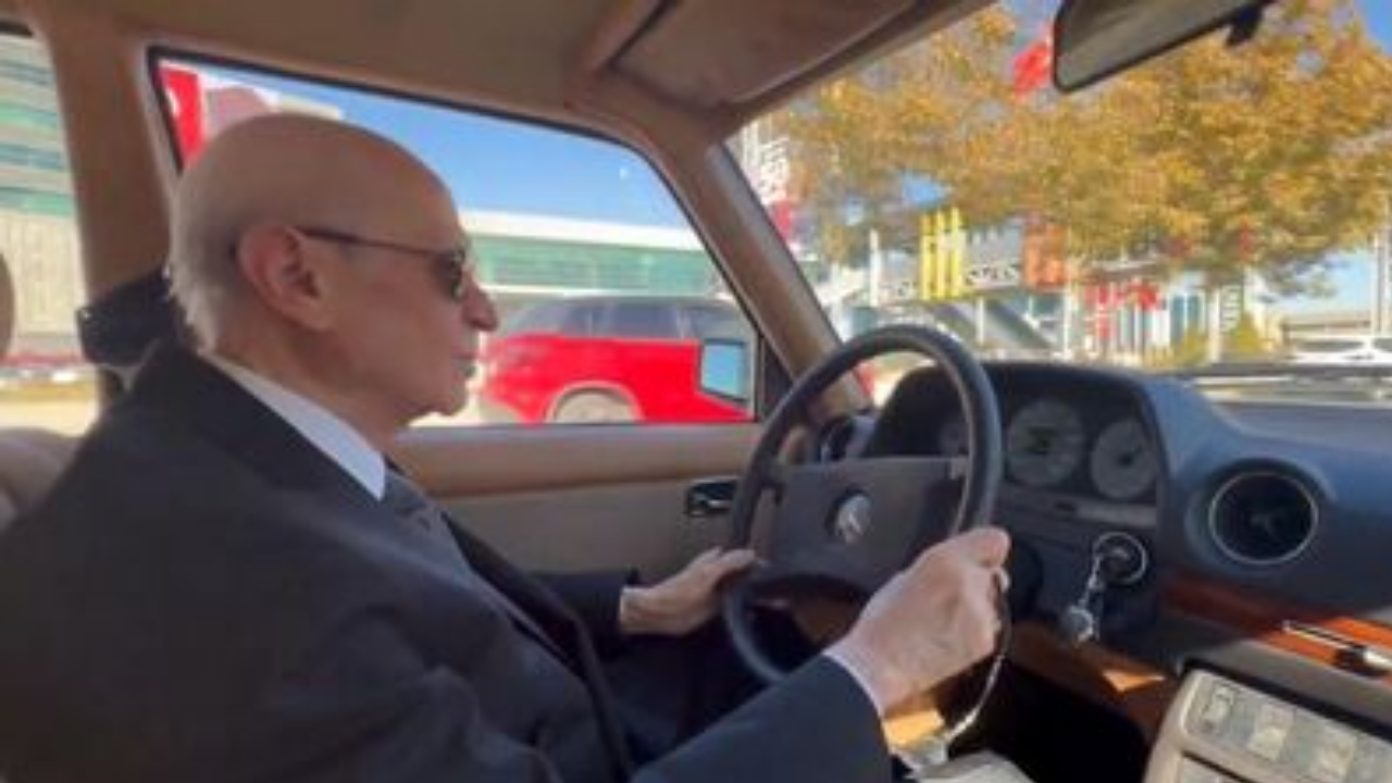 Dikkat çeken Osmanlı detayı … Devlet Bahçeli’den klasik otomobiliyle Ankara turu!