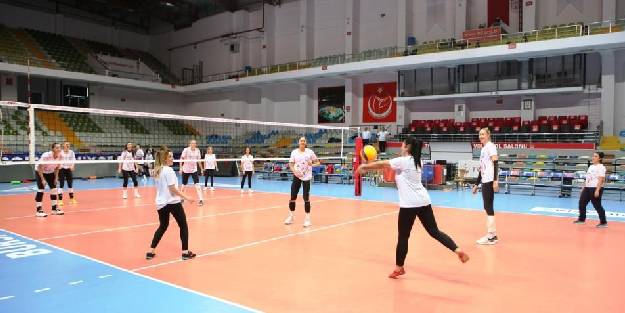 Dikkat çekmek için sahaya çıktılar