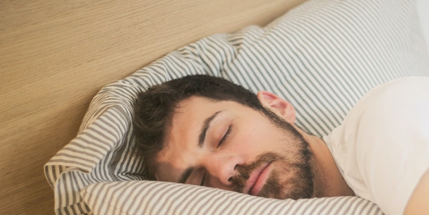 Dikkat dağınıklığını önlüyor ve kalp hastalıklarına iyi geliyor: Balın içine ekleyip her gün bunu yerseniz…