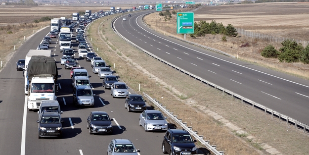 Dikkat! Tatil dönüşü trafiği başladı
