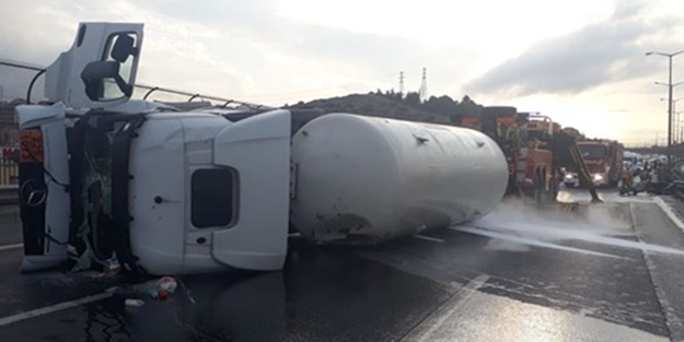 Dikkat! TEM'de gaz tankeri devrildi, yol trafiğe kapandı
