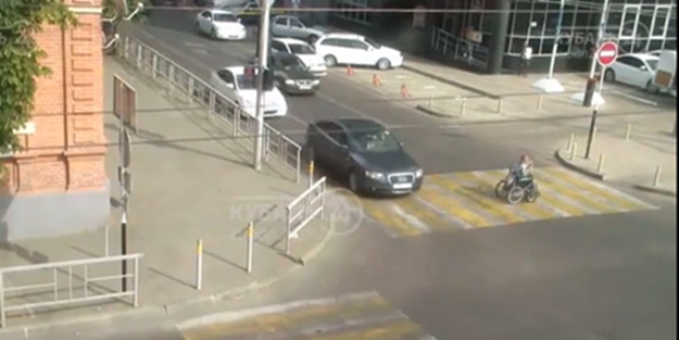 Dikkatsiz sürücü engelli adama çarptı