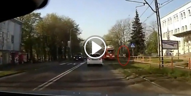 Dikkatsizliğini az daha canıyla ödüyordu!