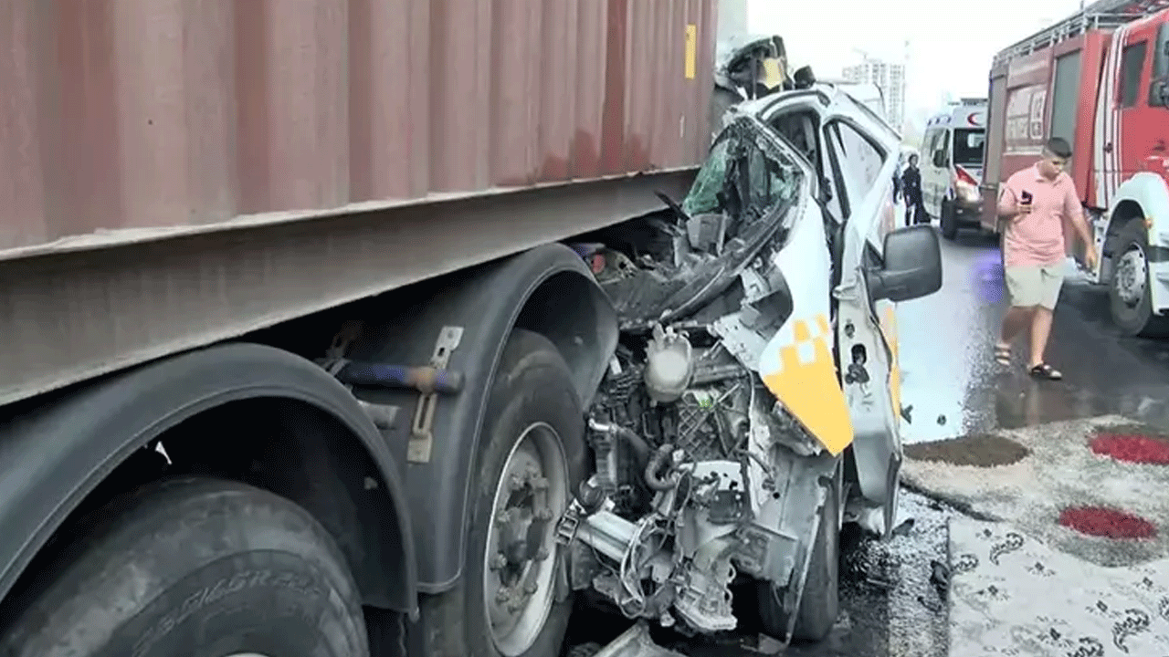 Dikkatsizlik kaza getirdi! Esenyurt'ta otomobil tırın altına girdi